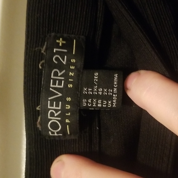 Black textured skirt, 2x Forever 21 - Picture 6 of 6